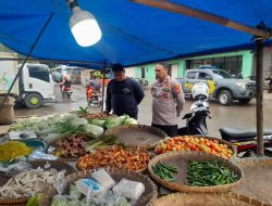 Pantau Harga Sembako Saat Bulan Ramadhan : Anggota Polsek Paseh Datangi Pasar Tradisional Cipaku