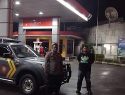 Antisipasi Kriminalitas Waktu Malam : Anggota Piket Fungsi Polsek Paseh Sambangi Pengunjung SPBU Tarikolot