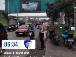 Wujudkan Keamanan Pelajar, Unit Lantas Polsek Bojongsoang Kawal Penyeberangan di Depan SDN Cipagalo