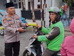 Sapa Warga dengan Senyuman, Kapolsek Bojongsoang dan Bhayangkari Bagikan Takjil Gratis di Jalur Cikoneng