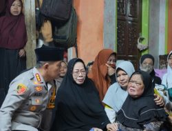 Kapolresta Bandung Takziah ke Rumah Korban Runtuhnya Kios Pasar Soreang, Sampaikan Duka Mendalam