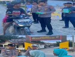 Berkah Ramadhan, Polsek Bonai Darussalam Bagikan Takjil untuk Pengguna Jalan