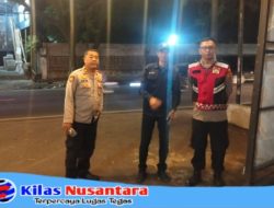 Patroli Polsek Pameungpeuk Sapa Warga dan Sampaikan Pesan Kamtibmas