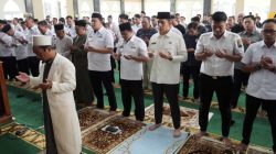 Duka Sedalam Lautan, Bupati Egi dan Ratusan Jemaah di Kalianda Gelar Salat Gaib untuk Korban Tragedi KAI