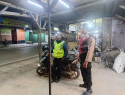 Tingkatkan Patroli Malam : Anggota Polsek Cikancung Gelar Patroli Dengan Metode SWT (Stop, Walk, Talk)