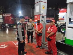 Jamin Keamanan : Anggota Polsek Cikancung Polresta Bandung Rutin Menggelar Patroli Malam Hari Di Area Obyek Vital