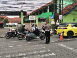 Pastikan Keselamatan Pelajar, Polsek Bojongsoang Kawal Pengaturan Lalu Lintas di Depan SDN Cipagalo