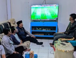 Rawat Sitkamtibmas Selalu Kondusif : Bhabinkamtibmas Desa Cikadut Sampaikan Pesan Kamtibmas Serta Pengelolaan Sampah