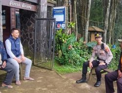 Pastikan Keamanan : Panit 1 Binmas Bersama Anggota Unit Samapta Polsek Cimenyan Gelar Patroli di Obyek Wisata