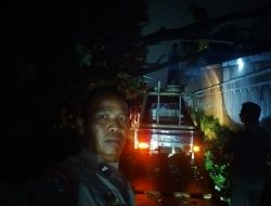 Hujan Deras Disertai Angin Kencang, Pohon Tumbang Timpa Rumah Warga di Karangtunggal : Polsek Paseh Pastikan Tidak Ada Korban Jiwa