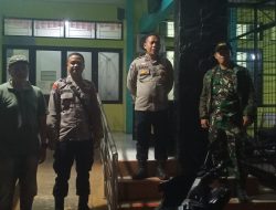 Laksanakan Patroli KRYD Malam, Anggota Polsek Ibun Polresta Bandung Beri Imbauan Penjaga Puskesmas Ibun