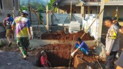 Pantau Harga Bahan Baku : Anggota Polsek Paseh Polresta Bandung Datangi Pasar Tradisional Cipaku