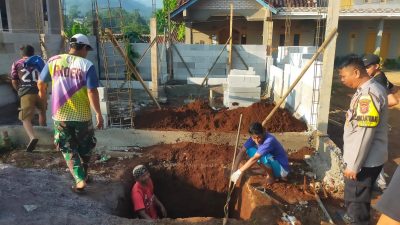 Pantau Harga Bahan Baku : Anggota Polsek Paseh Polresta Bandung Datangi Pasar Tradisional Cipaku