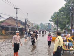 Hampir Sepekan Terendam, Banjir Lumpuhkan Jalan Raya Dayeuhkolot hingga Tak Bisa Dilintasi
