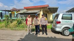Anggota Unit Bhabinkamtibmas Polsek Pacet Temui Warga Binaan Saat Sambangi Pemukiman