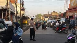 Berikan Pelayanan Optimal Kepada Masyarakat : Unit Lantas Polsek Cicalengka Laksanakan Gatur Lantas