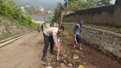 Antisipasi Musim Hujan, Bhabinkamtibmas Desa Nagrak Ajak Warga Kerja Bakti Bersihkan Drainase