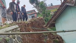 Bhabinkamtibmas Sambangi Rumah Warga Terdampak Longsor, Berikan Himbauan Kamtibmas