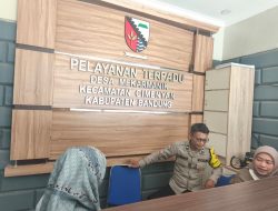 Saat Laksanakan Sambang : Aipda Nofa Kurnia Anggota Binmas Polsek Cimenyan Selalu Titipkan Pesan Kamtibmas Kepada Perangkat Desa