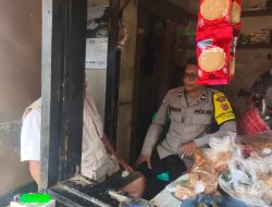 Saat Sambangi Pemukiman Warga Masyarakat : Anggota Bhabinkamtibmas Polsek Cimenyan Sampaikan Himbauan Kamtibmas