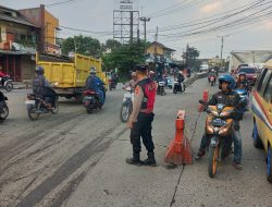 Pelayanan Sore di Pertigaan Andir, Unit Samapta Polsek Baleendah Atur Lalu Lintas