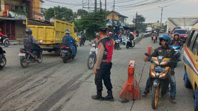 Pelayanan Sore di Pertigaan Andir, Unit Samapta Polsek Baleendah Atur Lalu Lintas