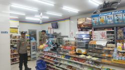 Datangi Tempat Perbelanjaan / Minimarket, Anggota Polsek Ibun Laksanakan Patroli Malam