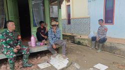 Titipkan Pesan Kamtibmas : Anggota Bhabinkamtibmas Desa Mekarlaksana Polsek Cikancung Polresta Bandung Gelar Sambang