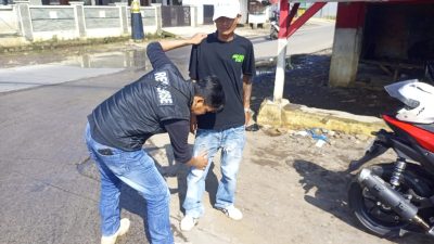 Cegah Premanisme dan Peredaran Miras di Wilayah Cikancung : Personil Polsek Cikancung Periksa Terhadap Kios/Toko Jamu Serta Juru Parkir