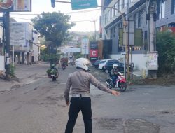 Anggota Polantas Polsek Cimenyan Polresta Bandung Gelar Gatur : Tingkatkan Kepercayaan Publik Melalui Pelayanan Pagi