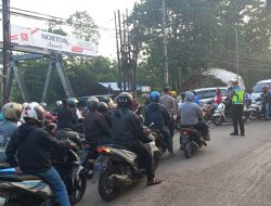 Polsek Baleendah Guna Kelancaran Arus Lalin Lakukan Pengaturan di Pertigaan Jembatan Rancamanyar