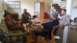 Rawat Situasi Kamtibmas Yang Aman Dan Kondusif : Babinsa dan habinkamtibmas Sampaikan Himbauan Kamtibmas Kepada Perangkat Desa