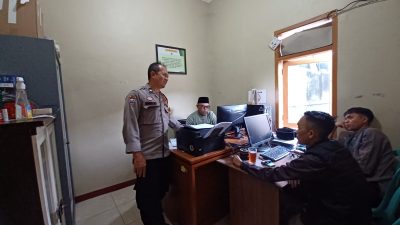 Temui Linmas Yang Sedang Ronda Malam : Bhabinkamtibmas Desa Laksana Polsek Ibun Berikan Pesan Kamtibmas