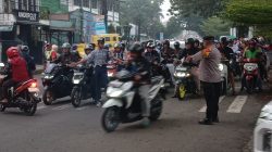 Protap Gatur Pagi di Depan SMP 1 Margahayu, Polsek Margahayu Hadir Wujudkan Lalu Lintas Lancar dan Aman