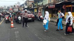 Personil Unit Lantas Polsek Cileunyi Sigap Bantu Siswa Menyeberang, Cegah Potensi Laka Lantas di Depan Sekolah Mekar Arum