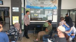 Bhabinkamtibmas Desa Ciluluk Sambangi Warga di Klinik, Sampaikan Pesan Kamtibmas