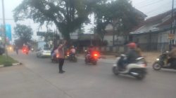 Tingkatkan Pelayanan Kepada Masyarakat : Personil Unit Samapta Polsek Cikancung Laksanakan Kegiatan Pengaturan Lalin Pagi