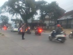 Tingkatkan Pelayanan Kepada Masyarakat : Personil Unit Samapta Polsek Cikancung Laksanakan Kegiatan Pengaturan Lalin Pagi