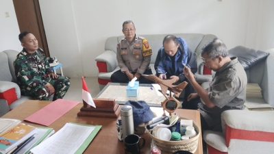 Bhabinkamtibmas Desa Ciporeat bersama Babinsa Kompak Sambangi Kantor Desa Ciporeat, Perkuat Sinergi Jaga Kamtibmas