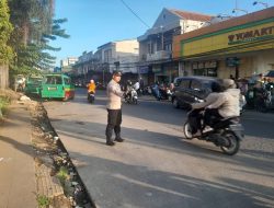 Wujudkan Pelayanan Polri Untuk Masyarakat : Anggota Unit Lantas Polsek Ciparay Polresta Bandung Terus Laksanakan Pengaturan Lalin pagi hari