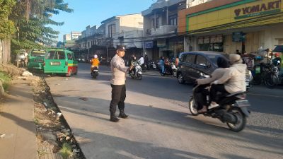 Wujudkan Pelayanan Polri Untuk Masyarakat : Anggota Unit Lantas Polsek Ciparay Polresta Bandung Terus Laksanakan Pengaturan Lalin pagi hari