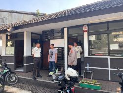 Aiptu Ahmad Fathoni Sambangi Desa Pangauban Yang Sedang Laksanakan Gotong Royong