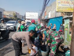 Sinergitas TNI-Polri dan Warga Terjalin Erat, Bhabinkamtibmas Desa Sayati Aktif dalam Kerja Bakti Lingkungan di Margahayu