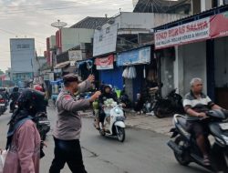 Jajaran Anggota Polsek Pacet Laksanakan Pengaturan Lalu Lintas Pagi Hari, Antisipasi Kepadatan di Jalan Raya Pacet