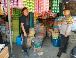 Antisipasi Kenaikan Harga : Anggota Polsek Paseh Polresta Bandung Rutin Laksanakan Pengecekan Gapokmas di Pasar Cipaku