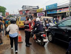 Anggota Samapta Polsek Pameungpeuk Laksanakan Pengaturan Lalu Lintas Demi Kelancaran Arus Kendaraan