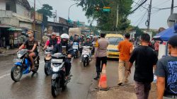 Personel Polsek Pameungpeuk Laksanakan Gatur Lalu Lintas di Sekitar PT Feng Tay Antisipasi Kepadatan Bubaran Karyawan