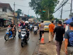 Personel Polsek Pameungpeuk Laksanakan Gatur Lalu Lintas di Sekitar PT Feng Tay Antisipasi Kepadatan Bubaran Karyawan