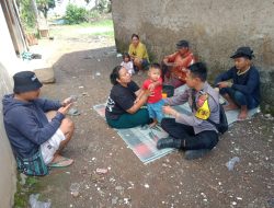 Duduk Santai Bersama Warga, Bhabinkamtibmas Polsek Baleendah Sosialisasi Layanan 110