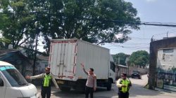 Kapolsek Dayeuhkolot Turun Langsung Atur Lalu Lintas di Pertigaan Mengger